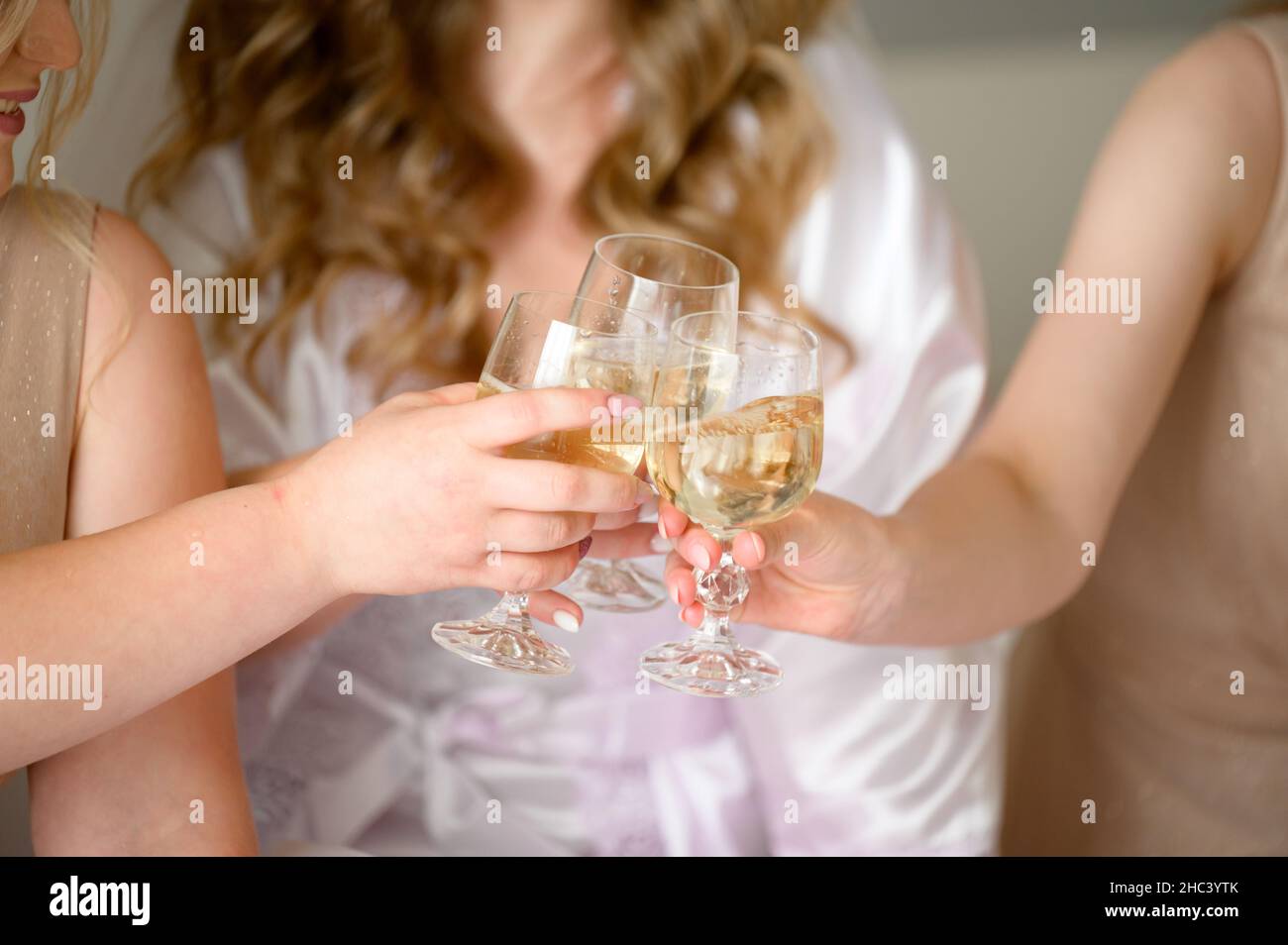 matin de la mariée, belles pétitions dans la maison, la mariée et ses détails, la mariée et ses amis boivent du champagne. Banque D'Images