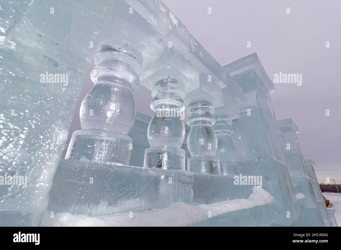 Omsk, Russie.23 décembre 2021.Décorer et préparer la ville sibérienne d'Omsk à la veille de Noël et du nouvel an.Garde-corps de glace de la neige avant Banque D'Images