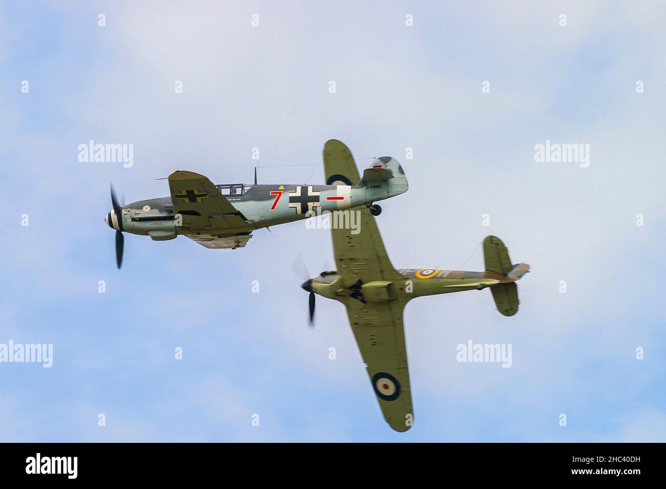 La Luftwaffe allemande a schématisé Messerschmitt BF-109 (Hispano HA-1112 Buchon) D-FWME, avec RAF Hawker Hurricane R4118 de la deuxième Guerre mondiale de chasse bancaire Banque D'Images