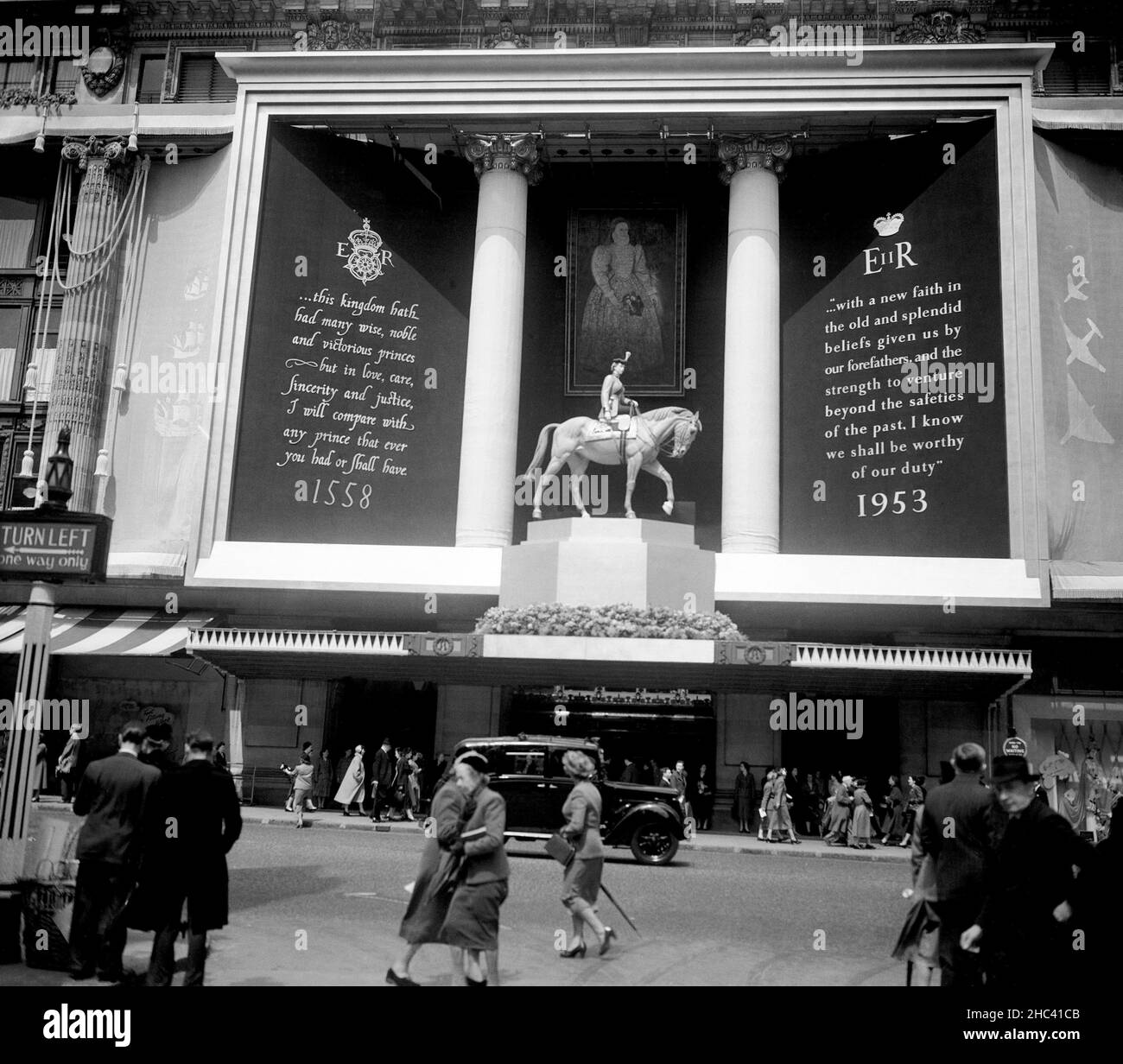 Photo du dossier datée du 19/5/1953 d'une immense statue de la Reine à cheval formant la pièce centrale des décorations du Couronnement à Selfridges à Londres.La famille Weston a vendu le groupe de vente au détail de luxe Selfridges, fondé en 1908 par Harry Gordon Selfridge, au détaillant Signa Holding et à la société immobilière Central Group.Date de publication : vendredi 24 décembre 2021. Banque D'Images