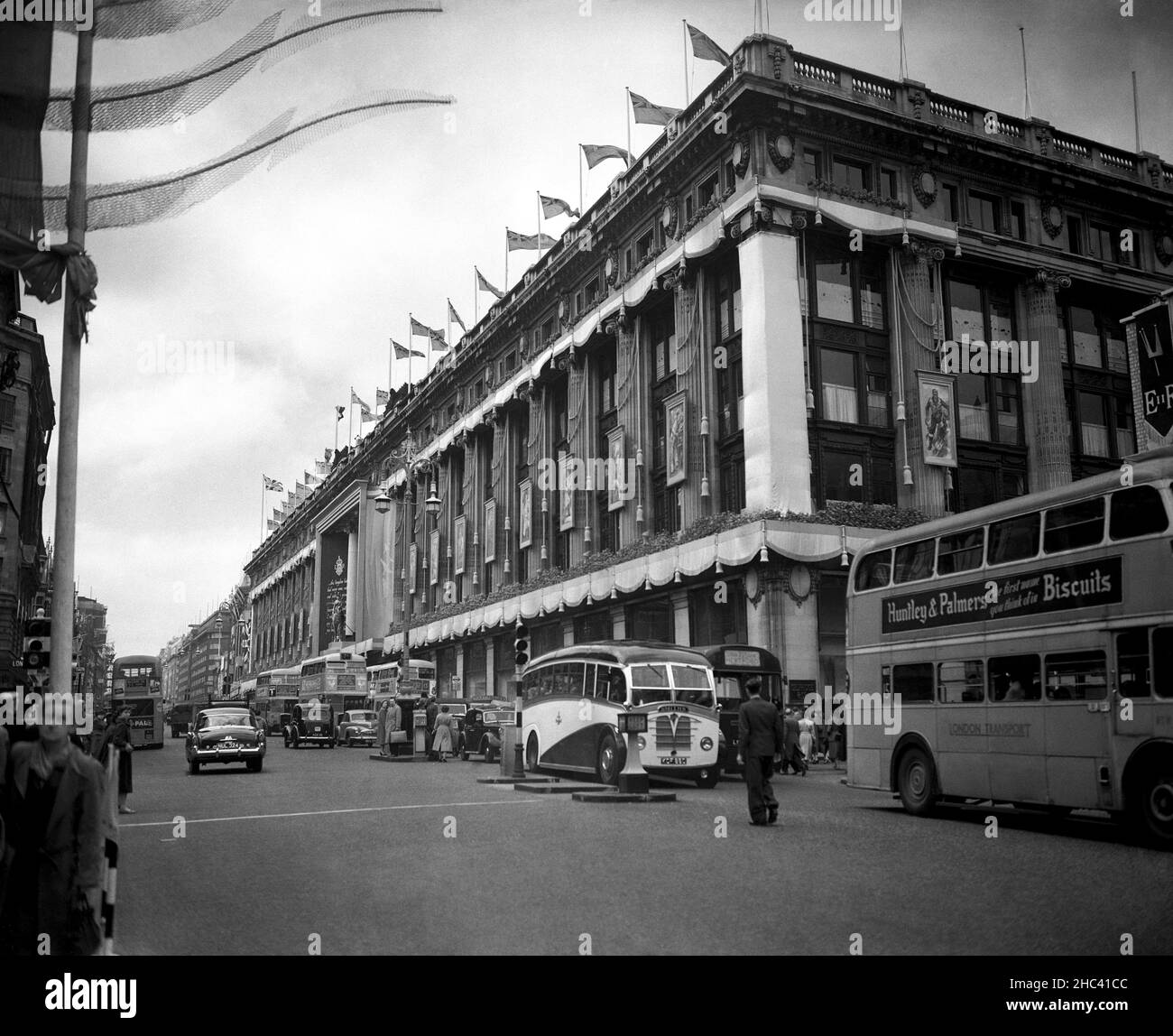 Photo de dossier datée du 19/5/1953 de drapeaux, de fleurs et drapé avec des images historiques et un morceau central de la Reine à cheval formant les décorations de Coronation à Selfridges à Londres.La famille Weston a vendu le groupe de vente au détail de luxe Selfridges, fondé en 1908 par Harry Gordon Selfridge, au détaillant Signa Holding et à la société immobilière Central Group.Date de publication : vendredi 24 décembre 2021. Banque D'Images