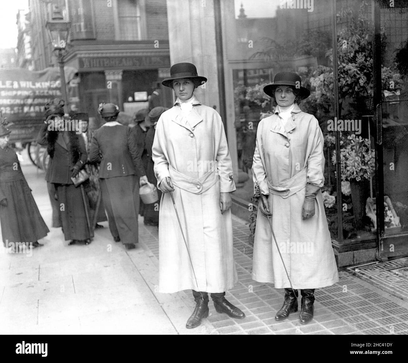 Photo du dossier datée de 1917 des femmes commissionnaires à Selfridges pendant la première Guerre mondiale.La famille Weston a vendu le groupe de vente au détail de luxe Selfridges, fondé en 1908 par Harry Gordon Selfridge, au détaillant Signa Holding et à la société immobilière Central Group.Date de publication : vendredi 24 décembre 2021. Banque D'Images
