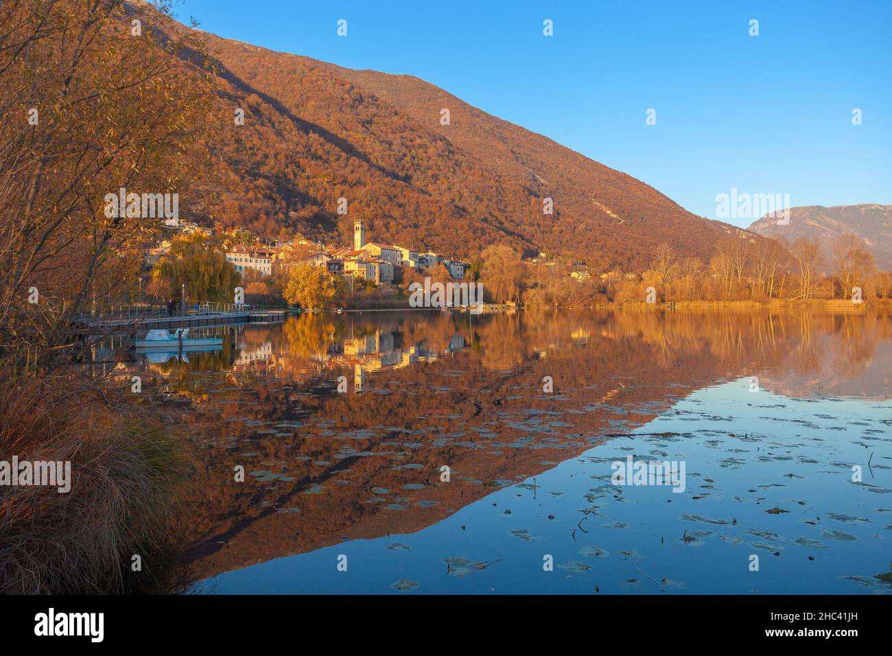 Petit village surplombant le lac pendant un coucher de soleil d'automne Banque D'Images