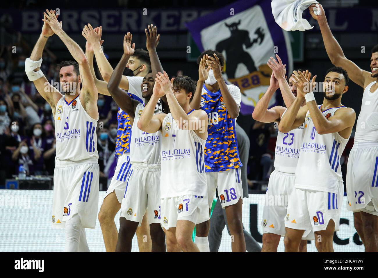 Les joueurs du Real Madrid fêtent après le match de basket-ball EuroLeague de Turkish Airlines entre Real Madrid et CSKA Moscou le 23 décembre 2021 au Wizink Centre de Madrid, Espagne - photo: IrH/DPPI/LiveMedia Banque D'Images