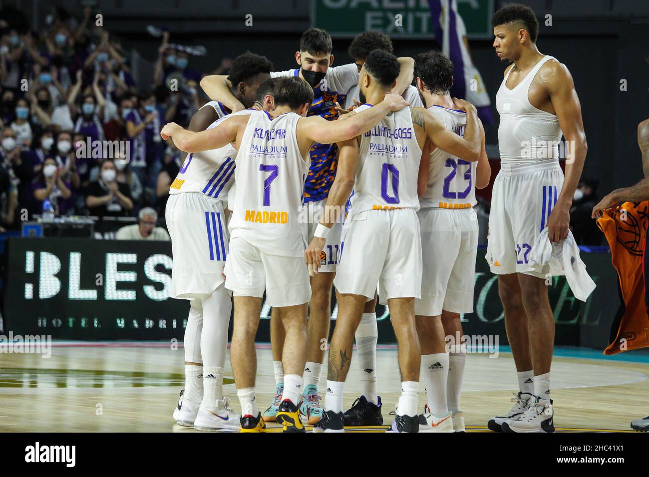 Les joueurs du Real Madrid fêtent après le match de basket-ball EuroLeague de Turkish Airlines entre Real Madrid et CSKA Moscou le 23 décembre 2021 au Wizink Centre de Madrid, Espagne - photo: IrH/DPPI/LiveMedia Banque D'Images