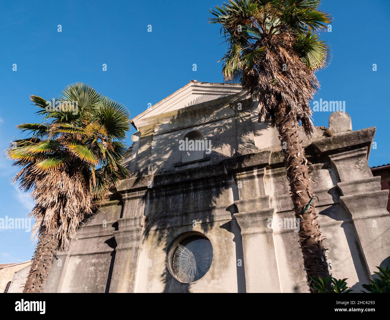 Église Chiesa San Rocco à Grado, Italie façade avec palmiers Banque D'Images