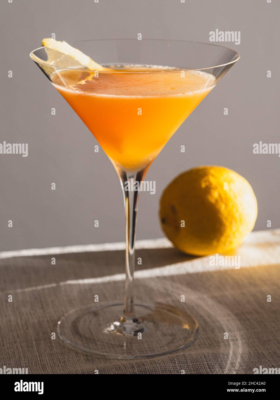Sidecar ou entre les feuilles Citrus cocktail avec citron et tourner dans un verre Banque D'Images