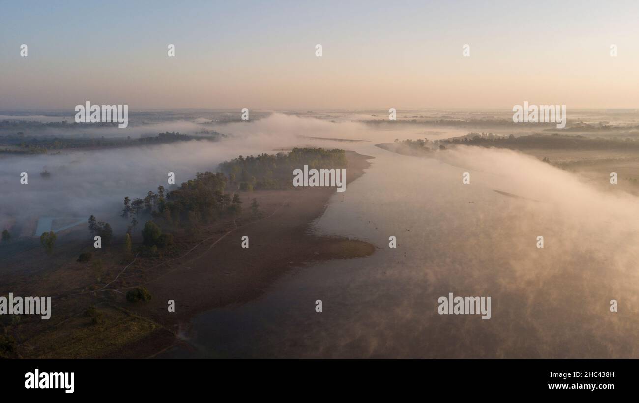 Vue aérienne de la brume du paysage du lac le matin de l'hiver Sakon Nakhon, Thaïlande. Banque D'Images
