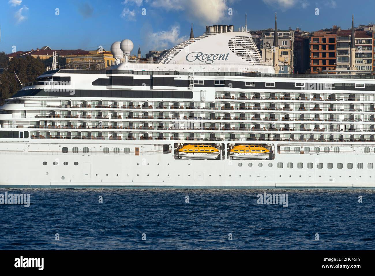 Vue détaillée du bateau de croisière Seven Seas Splendor amarré au terminal de Galataport, Istanbul, Turquie. Banque D'Images
