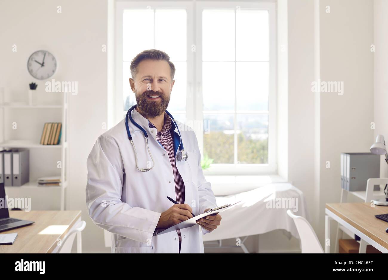 Portrait d'un médecin souriant en uniforme médical blanc Banque D'Images