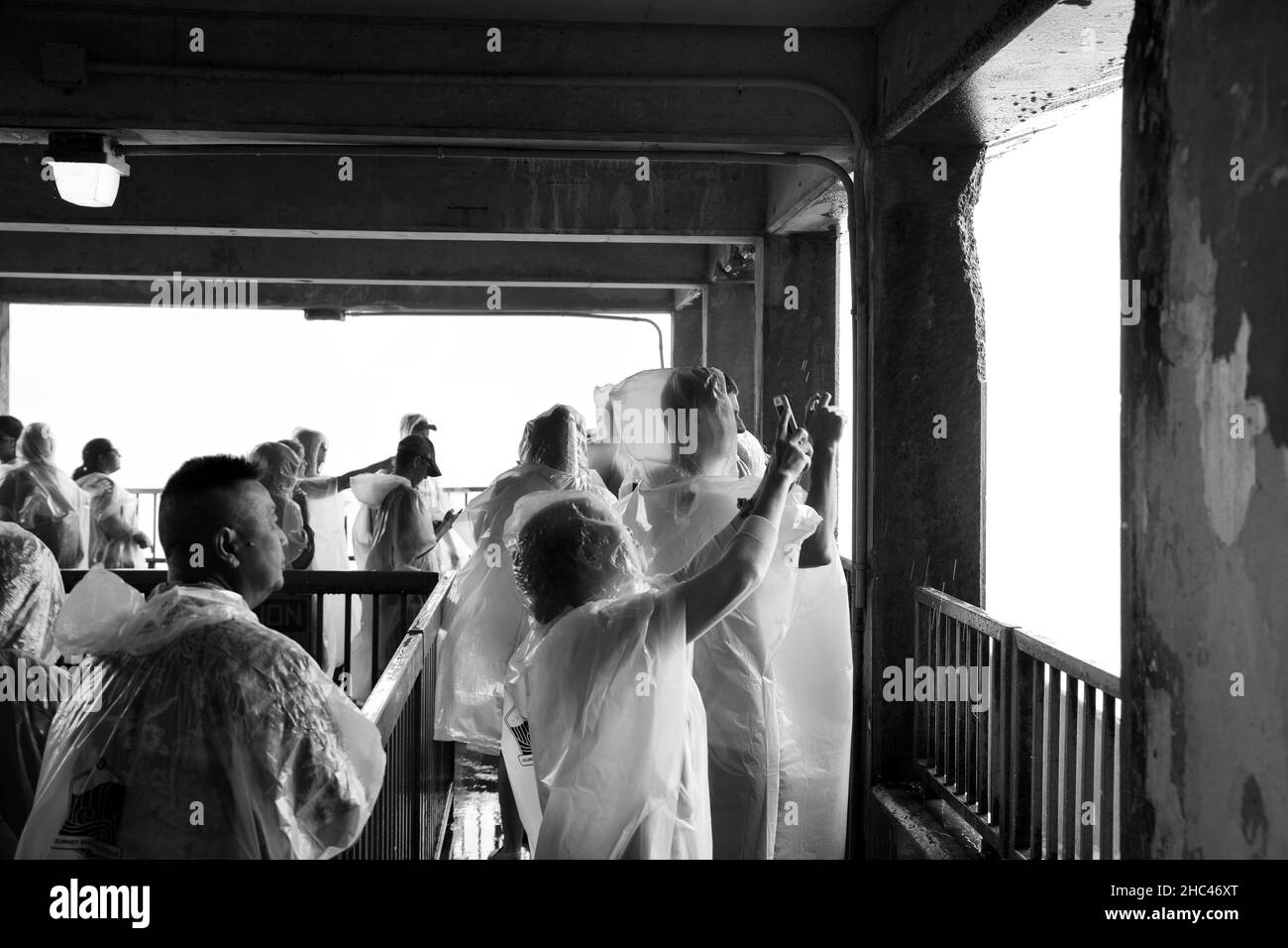 Prise de vue en niveaux de gris de personnes appréciant le jet à Niagara Falls Banque D'Images