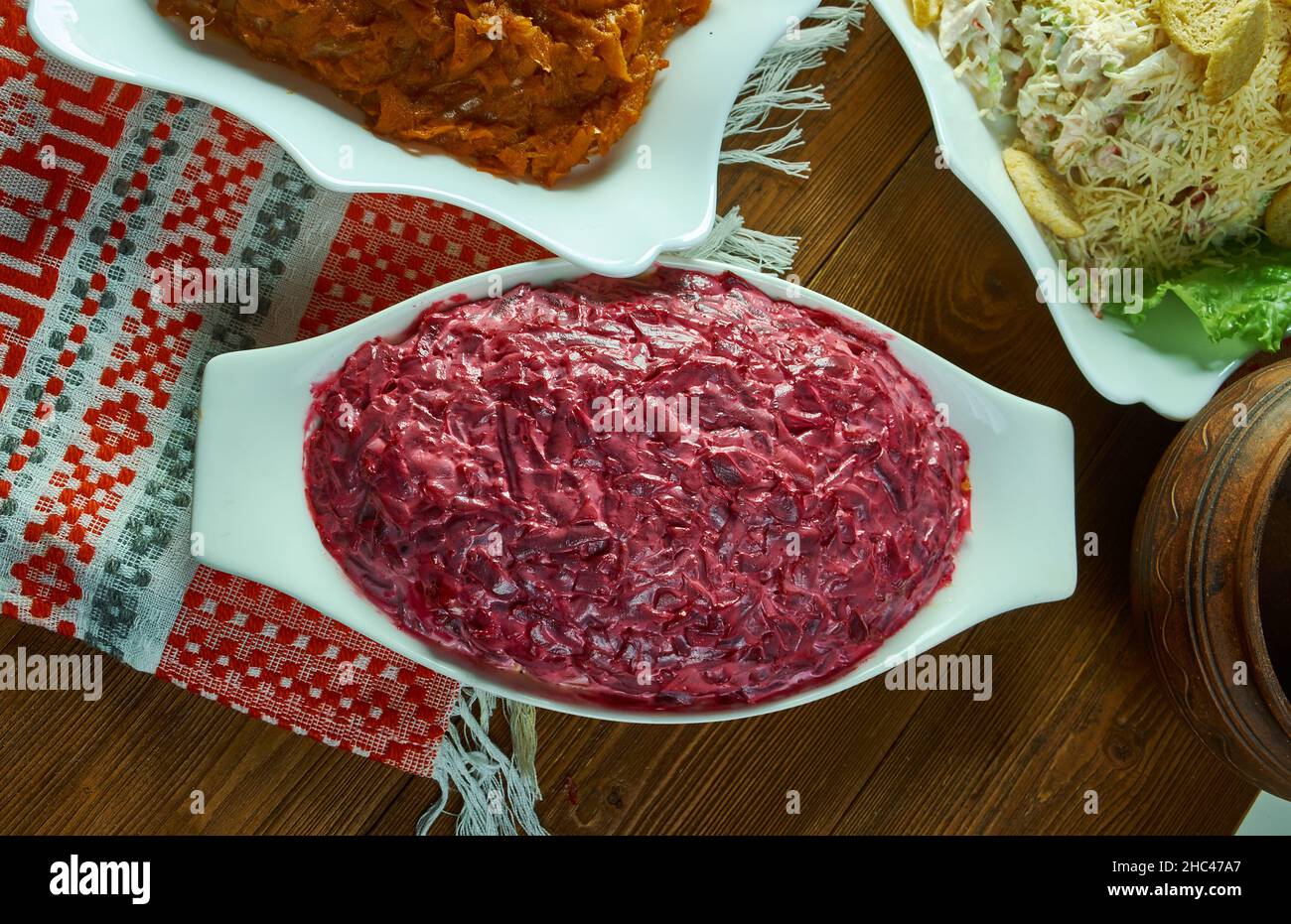 Salade de betteraves, de hareng pickled et de pommes de terre.Cuisine scandinave de Noël, assortiment de plats Banque D'Images