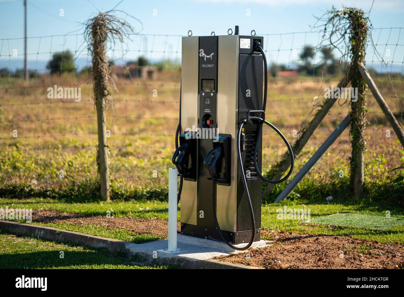 Poste de charge rapide c.c. de véhicule électrique dans une zone rurale Banque D'Images