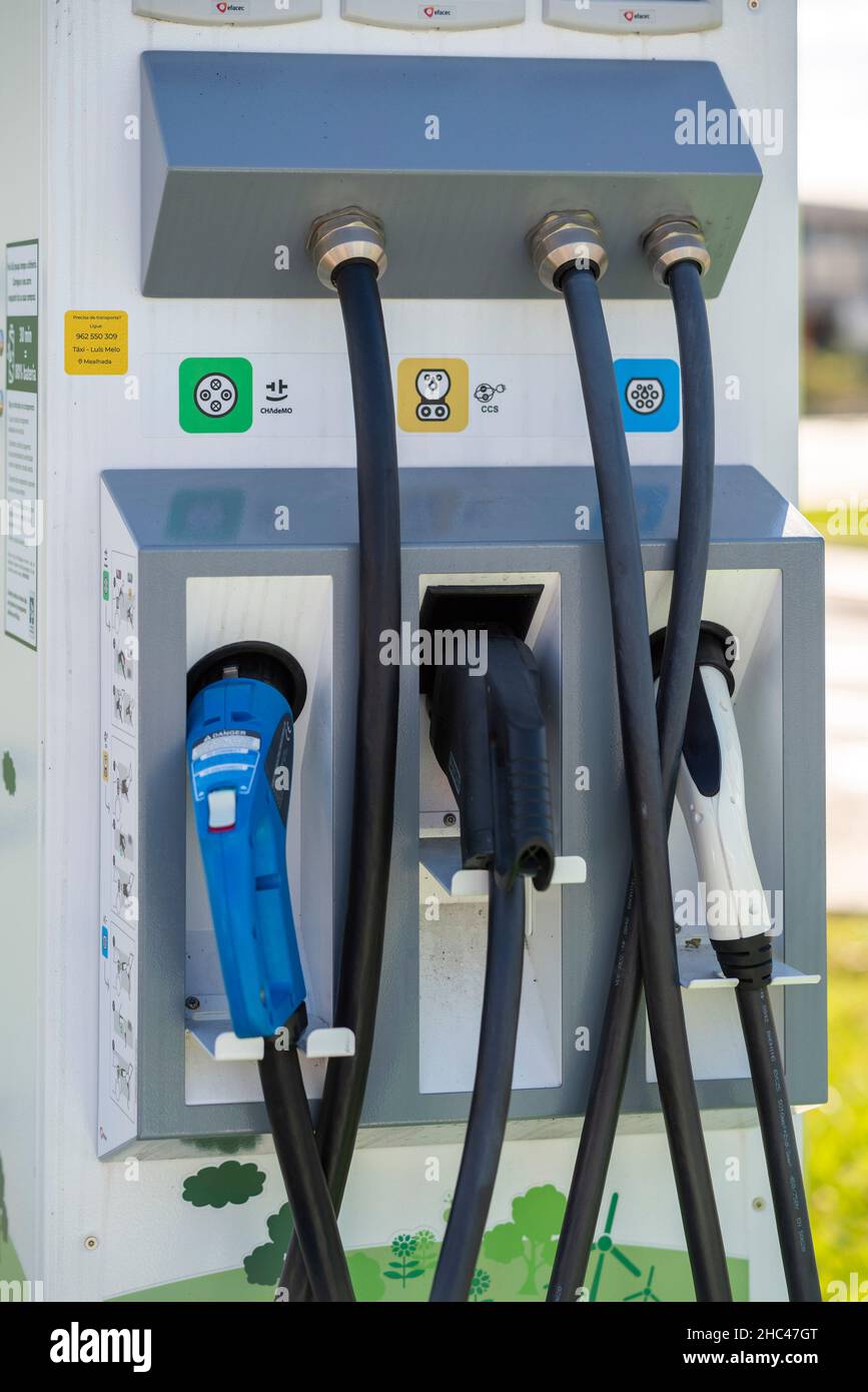 Fiches CHAdeMO, CCS et Type 2 sur une station de charge rapide de véhicule électrique Banque D'Images