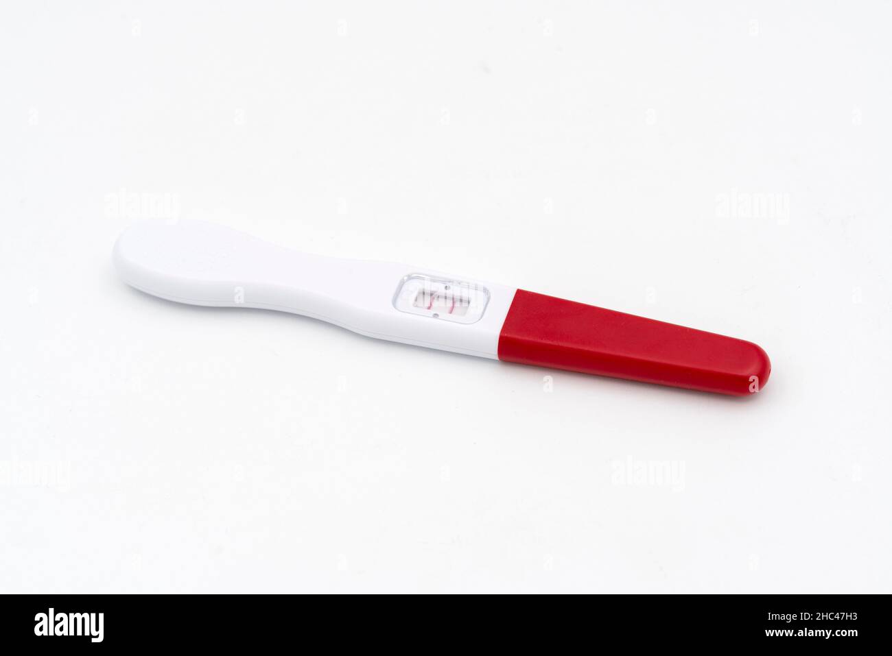 Test de grossesse positif isolé sur fond blanc Banque D'Images