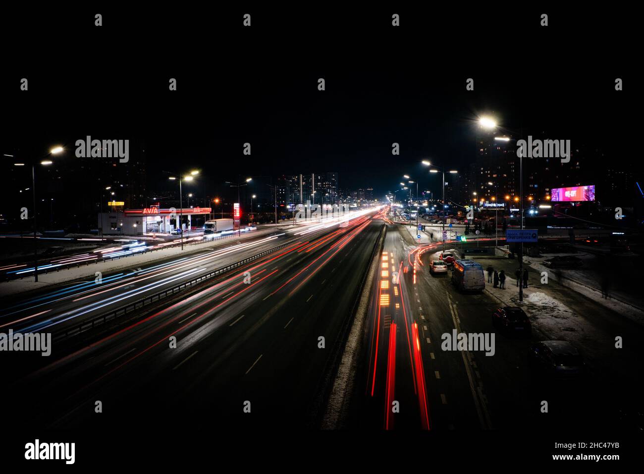 Trafic rapide avec pistes blanches et rouges sur la route de la ville, longue exposition.Kiev Banque D'Images