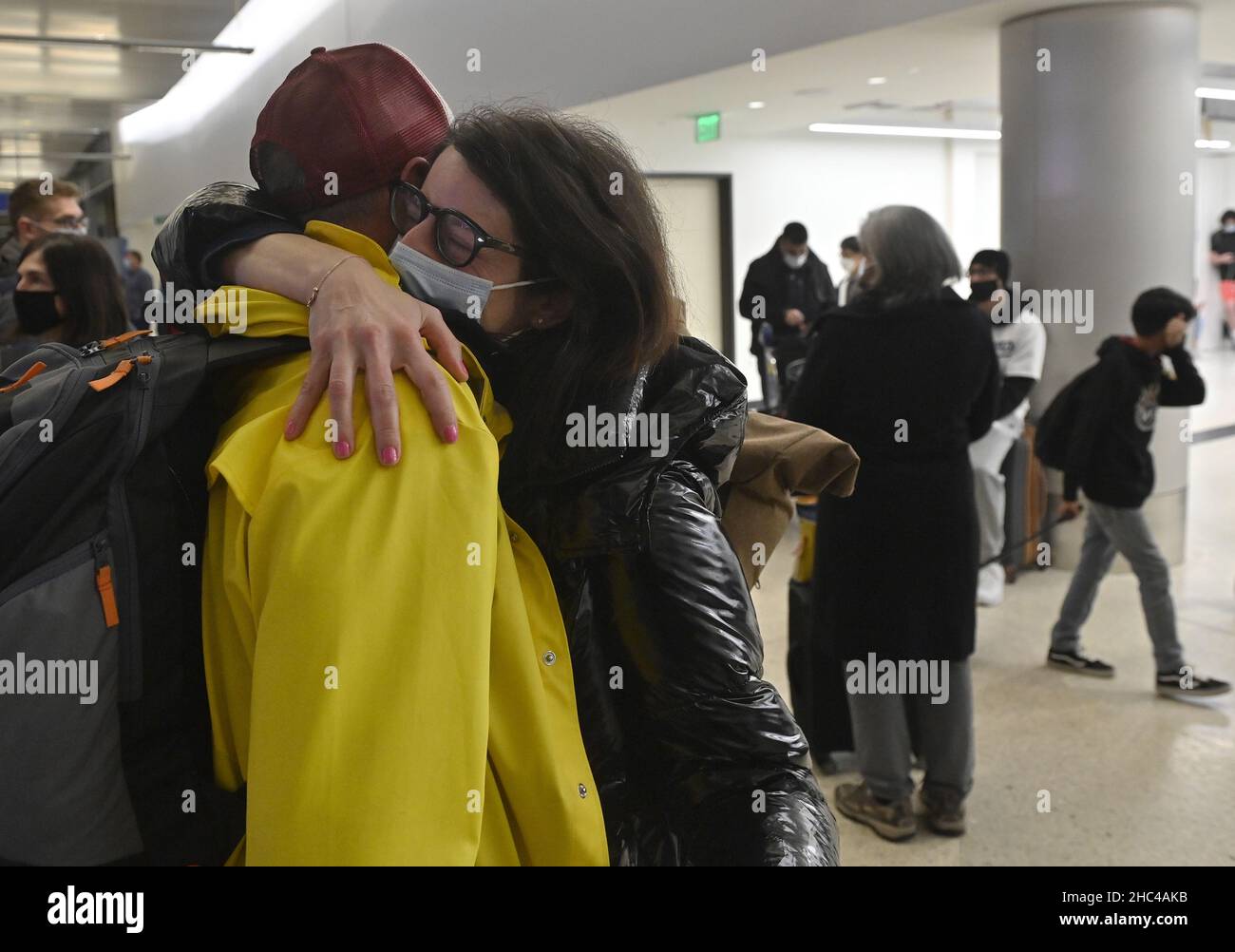 Los Angeles, États-Unis.24th décembre 2021.Les voyageurs de Noël arrivent au terminal international Tom Bradley de LAX à Los Angeles le jeudi 23 décembre 2021.LES responsables LAXISTES s'attendent à ce que 3,5 millions de personnes passent par ses portes cette période des fêtes.Photo de Jim Ruymen/UPI crédit: UPI/Alay Live News Banque D'Images