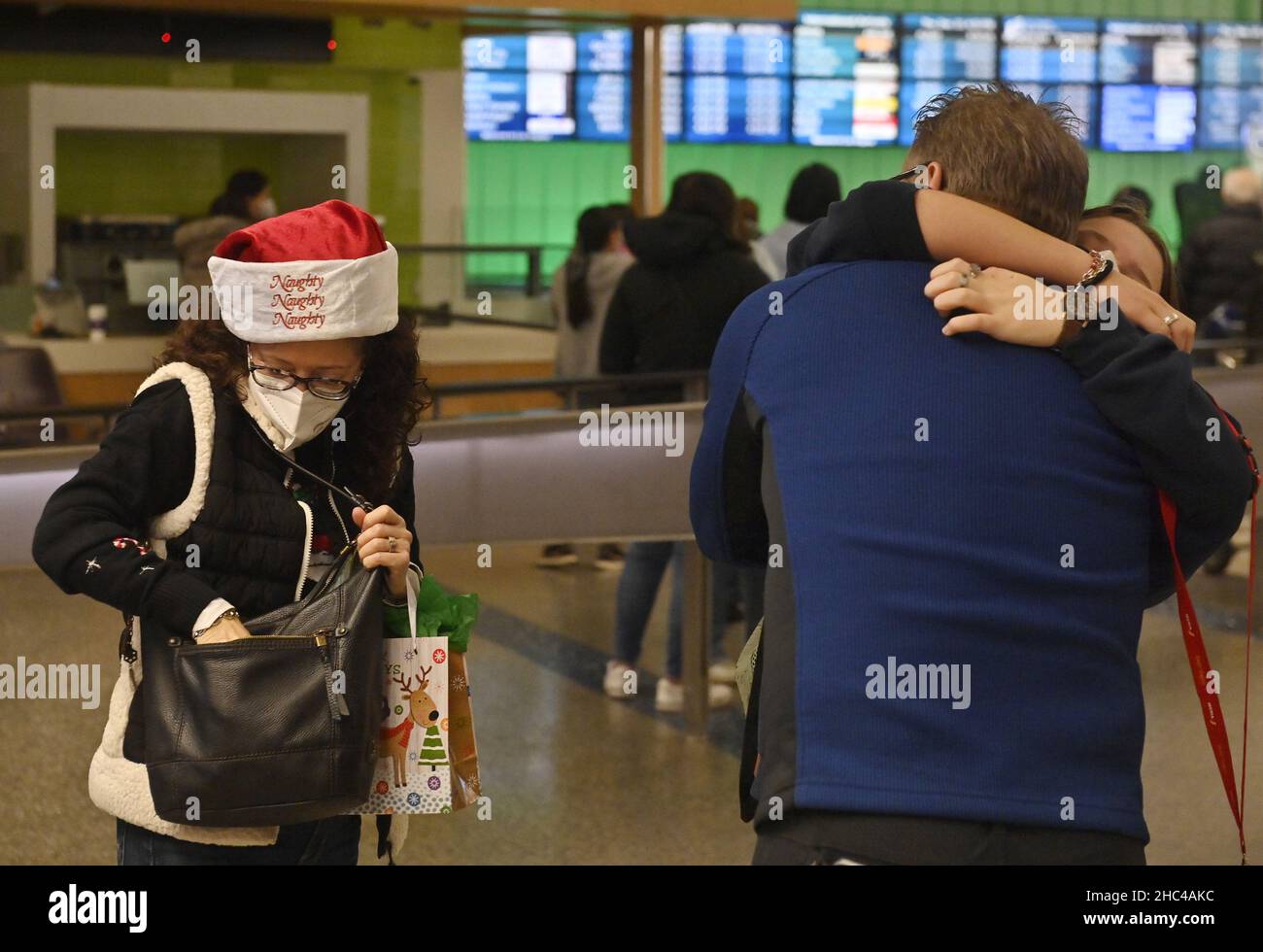 Los Angeles, États-Unis.24th décembre 2021.Les voyageurs de Noël arrivent au terminal international Tom Bradley de LAX à Los Angeles le jeudi 23 décembre 2021.LES responsables LAXISTES s'attendent à ce que 3,5 millions de personnes passent par ses portes cette période des fêtes.Photo de Jim Ruymen/UPI crédit: UPI/Alay Live News Banque D'Images