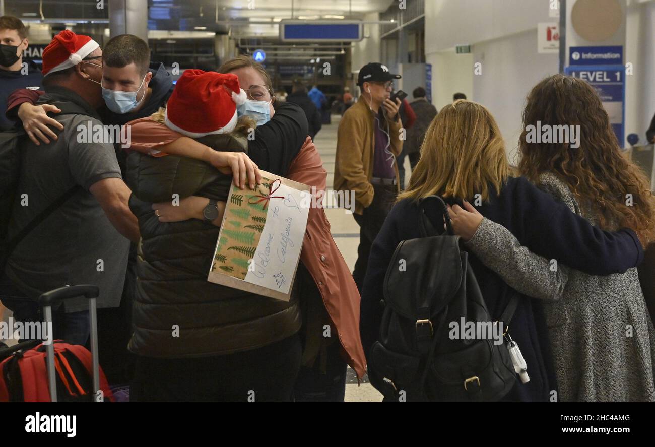 Los Angeles, États-Unis.24th décembre 2021.Les voyageurs de Noël arrivent au terminal international Tom Bradley de LAX à Los Angeles le jeudi 23 décembre 2021.LES responsables LAXISTES s'attendent à ce que 3,5 millions de personnes passent par ses portes cette période des fêtes.Photo de Jim Ruymen/UPI crédit: UPI/Alay Live News Banque D'Images