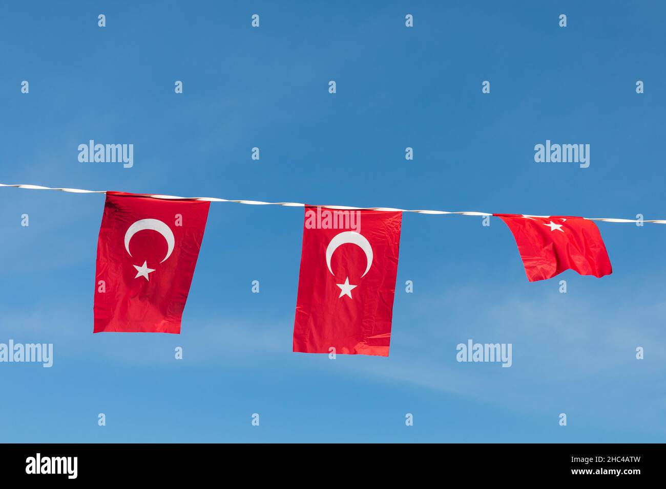 Drapeaux de Turquie dans une rangée, drapeau turc, ciel bleu Banque D'Images