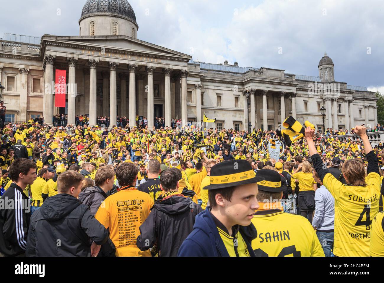 BVB 09 les fans du club de football de Borussia Dortmund fêtent à Trafalgar Square avant le match de la Ligue des Champions le 25 mai 2013. Banque D'Images