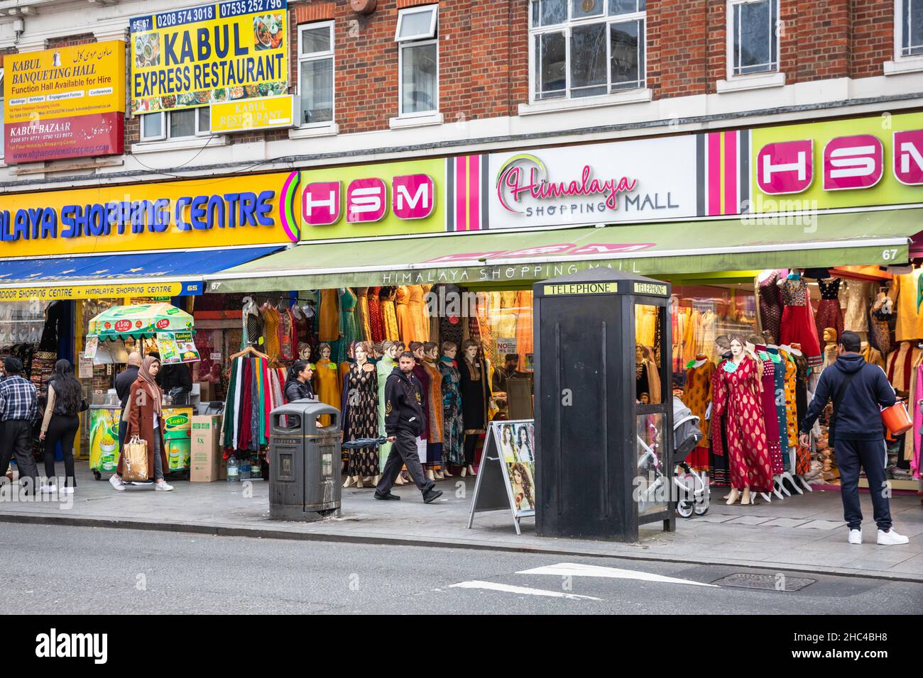 Southall High Street et Himalaya Shopping Mall, magasins et magasins à Southall, Londres, Royaume-Uni Banque D'Images