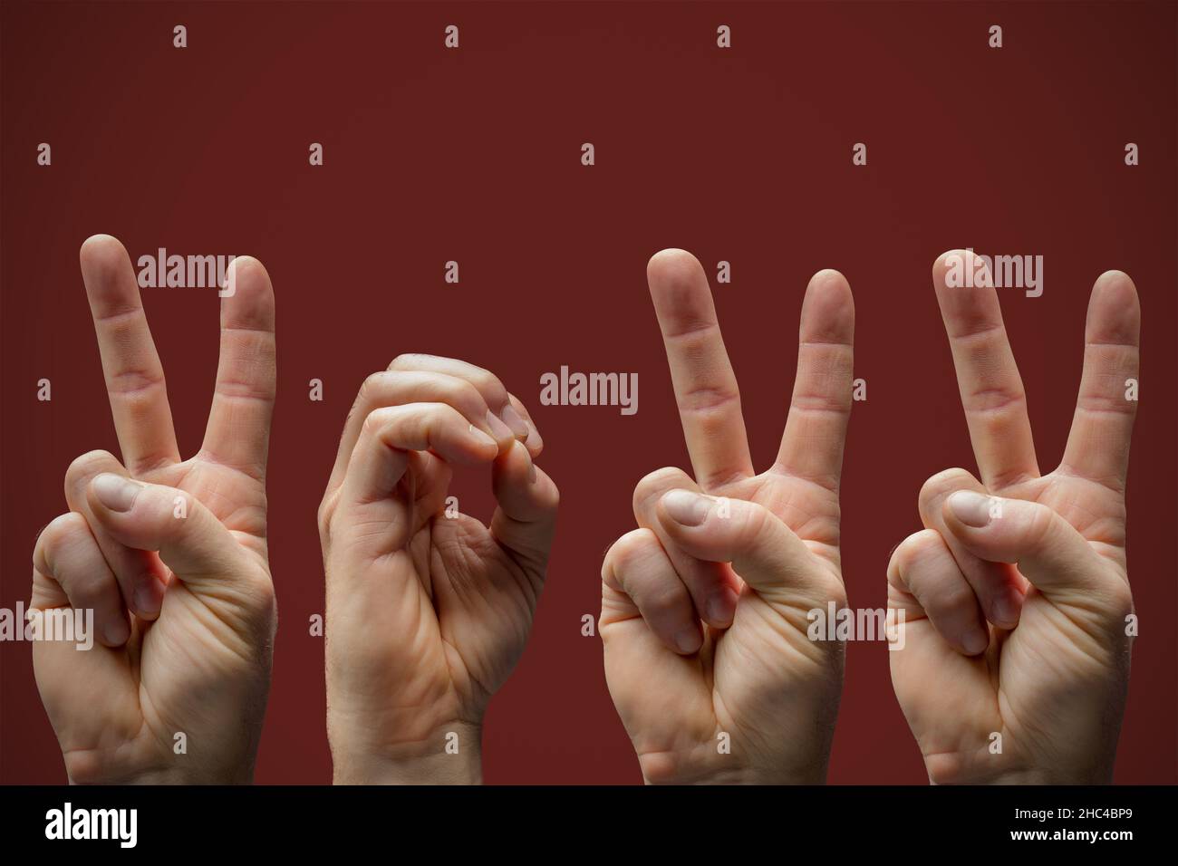 Nouvel an 2022 en langue des signes sur fond rouge foncé Banque D'Images