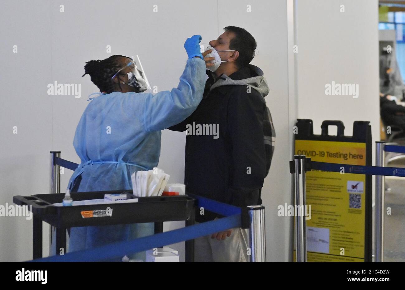 LAX à Los Angeles le jeudi 23 décembre 2021 : un passager arrivant se fait tester COVID-19 au terminal international Tom Bradley de LAX à Los Angeles le jeudi 23 décembre 2021.LES responsables LAXISTES s'attendent à ce que 3,5 millions de personnes passent par ses portes cette période des fêtes.Photo de Jim Ruymen/UPI Banque D'Images