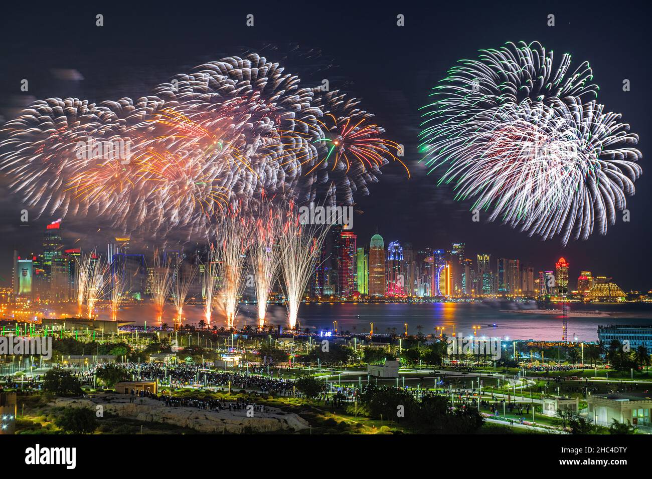 Feux d'artifice de la célébration nationale du Qatar à la Corniche 2021 Banque D'Images