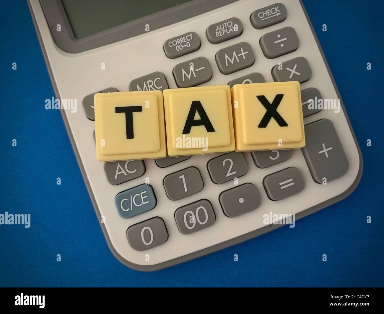 Blocs cubes avec TAXE sur une calculatrice.Concept d'entreprise Banque D'Images