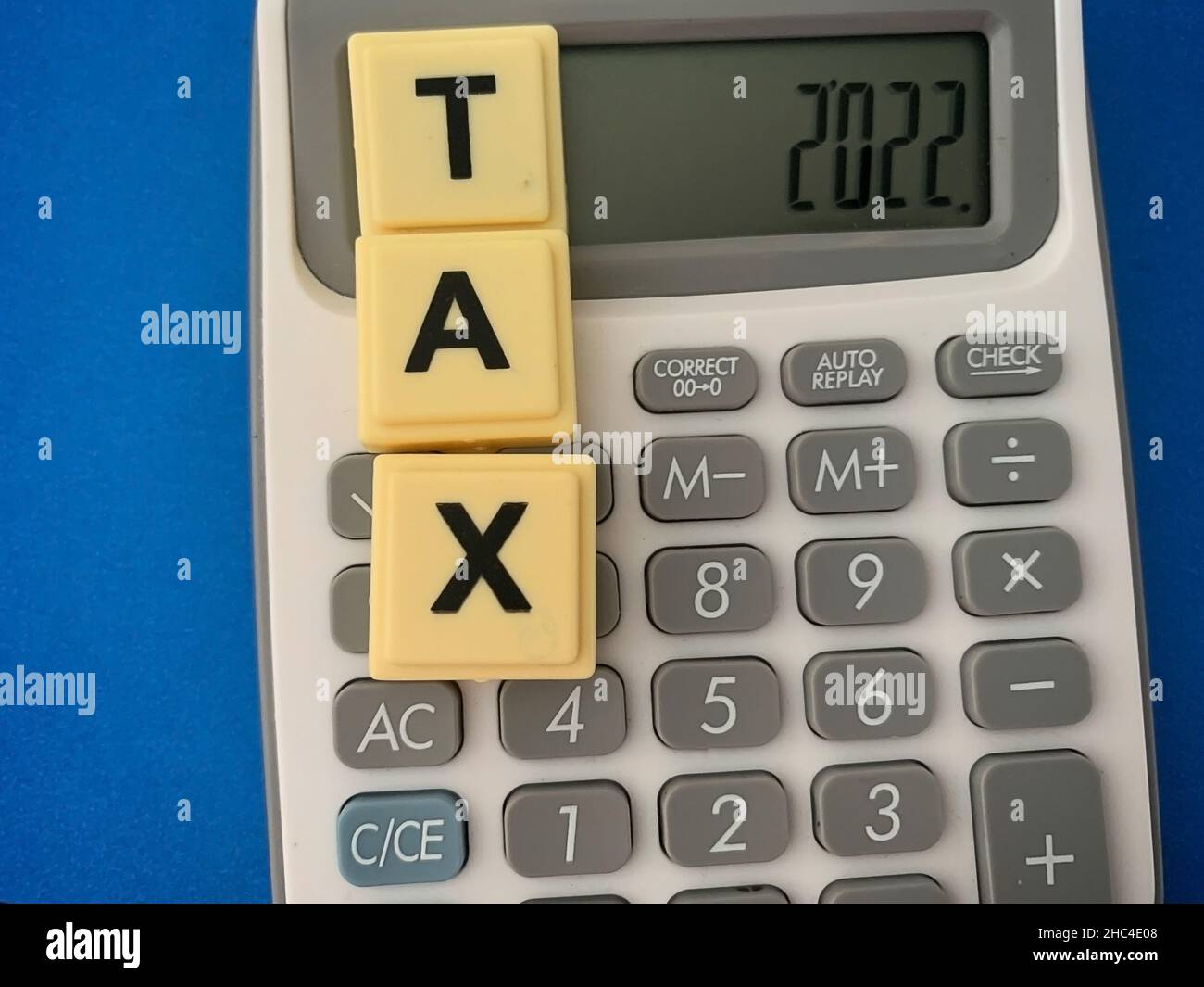 Taxe sur les blocs de cube avec arrière-plan de la calculatrice.Concept d'entreprise Banque D'Images