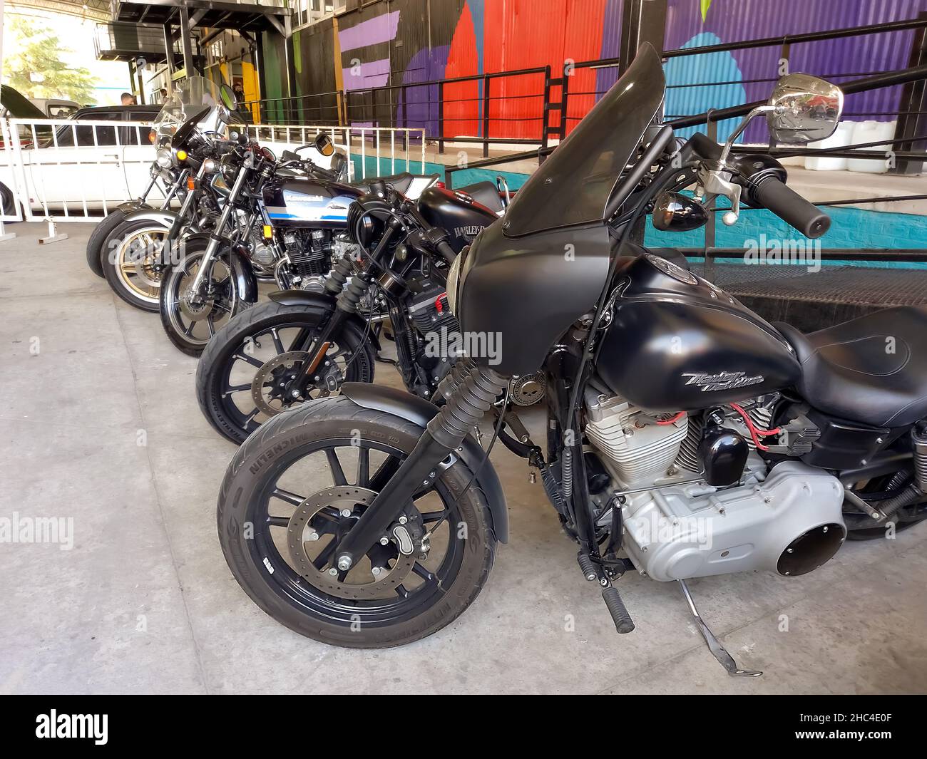 Avellaneda, Argentine - 5 décembre 2021 - photo d'une moto de rue Harley Davidson américaine classique.Expo Wheels 2021. Banque D'Images