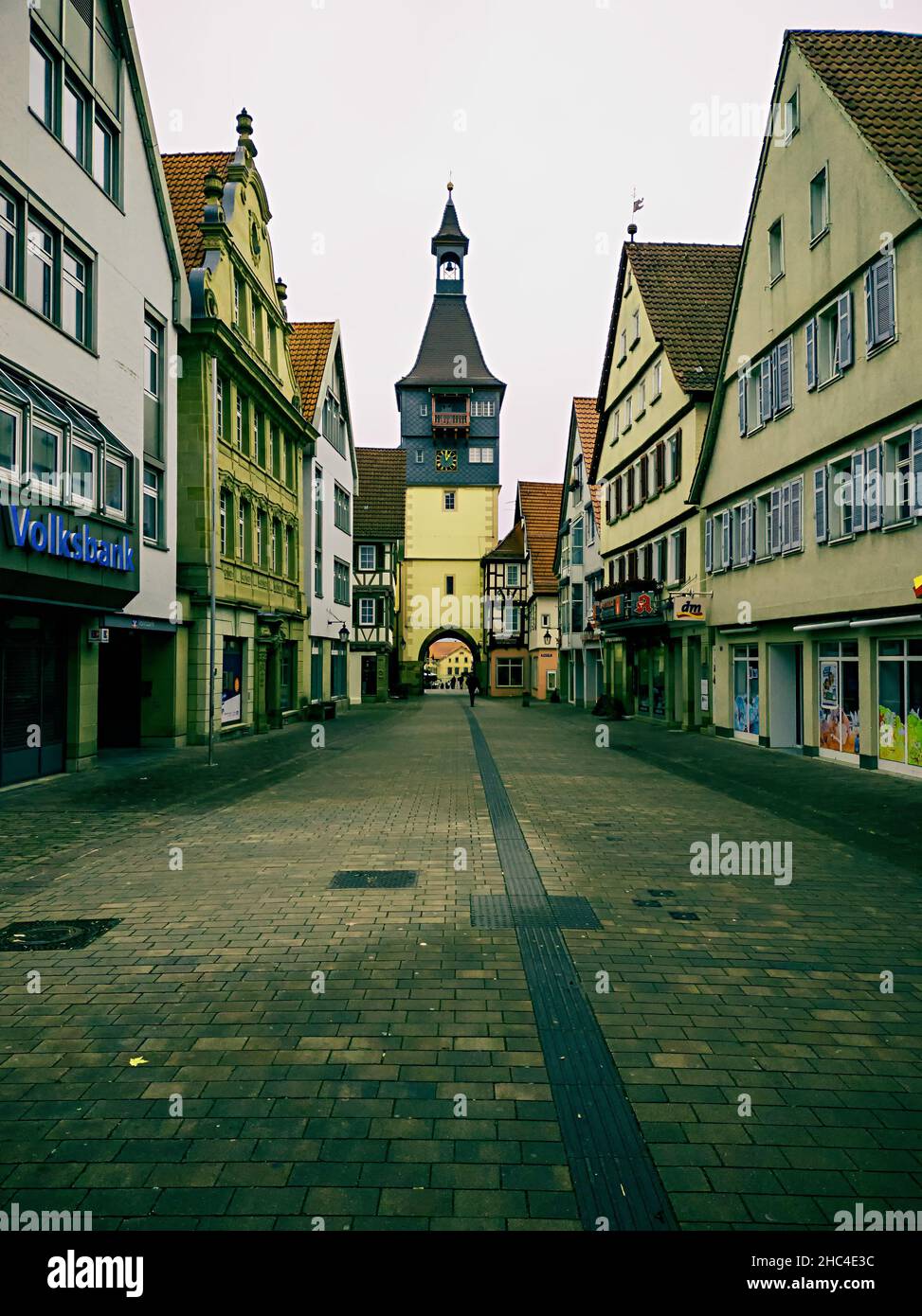 Winnenden,Allemagne,novembre 21,2021: Centre c'est une partie de la petite rue commerçante avec une banque, une pharmacie et une vieille tour de guet. Banque D'Images