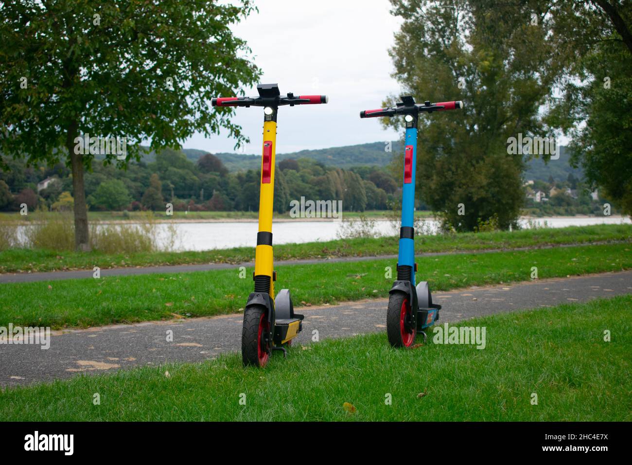 Scooters électriques colorés à Green City Park – Bonn Allemagne.Motif européen de transition énergétique Banque D'Images