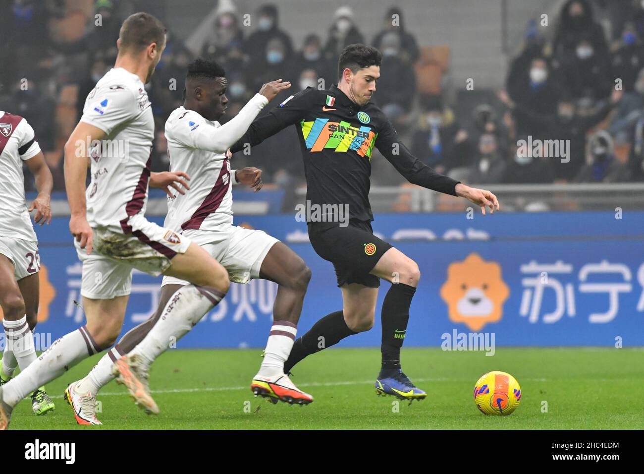 Milan, Italie.22nd, décembre 2021.Alessandro Bastoni (95) d'Inter vu pendant la série Un match entre Inter et Torino à Giuseppe Meazza à Milan.(Crédit photo: Gonzales photo - Tommaso Fimiano). Banque D'Images