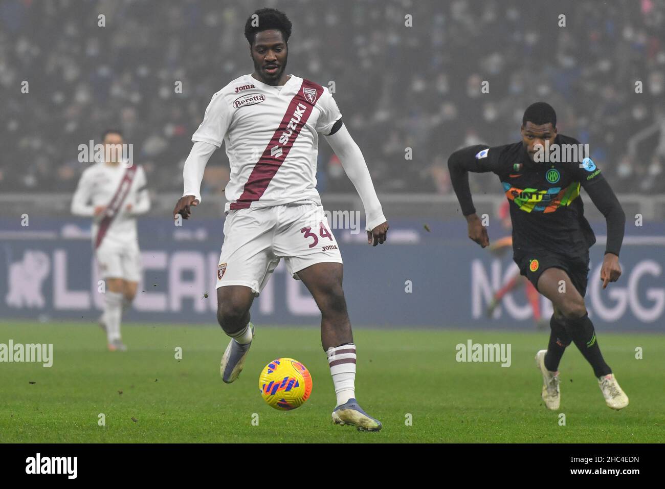 Milan, Italie.22nd, décembre 2021.Ola Aina (34) de Turin vu dans la série Un match entre Inter et Turin à Giuseppe Meazza à Milan.(Crédit photo: Gonzales photo - Tommaso Fimiano). Banque D'Images