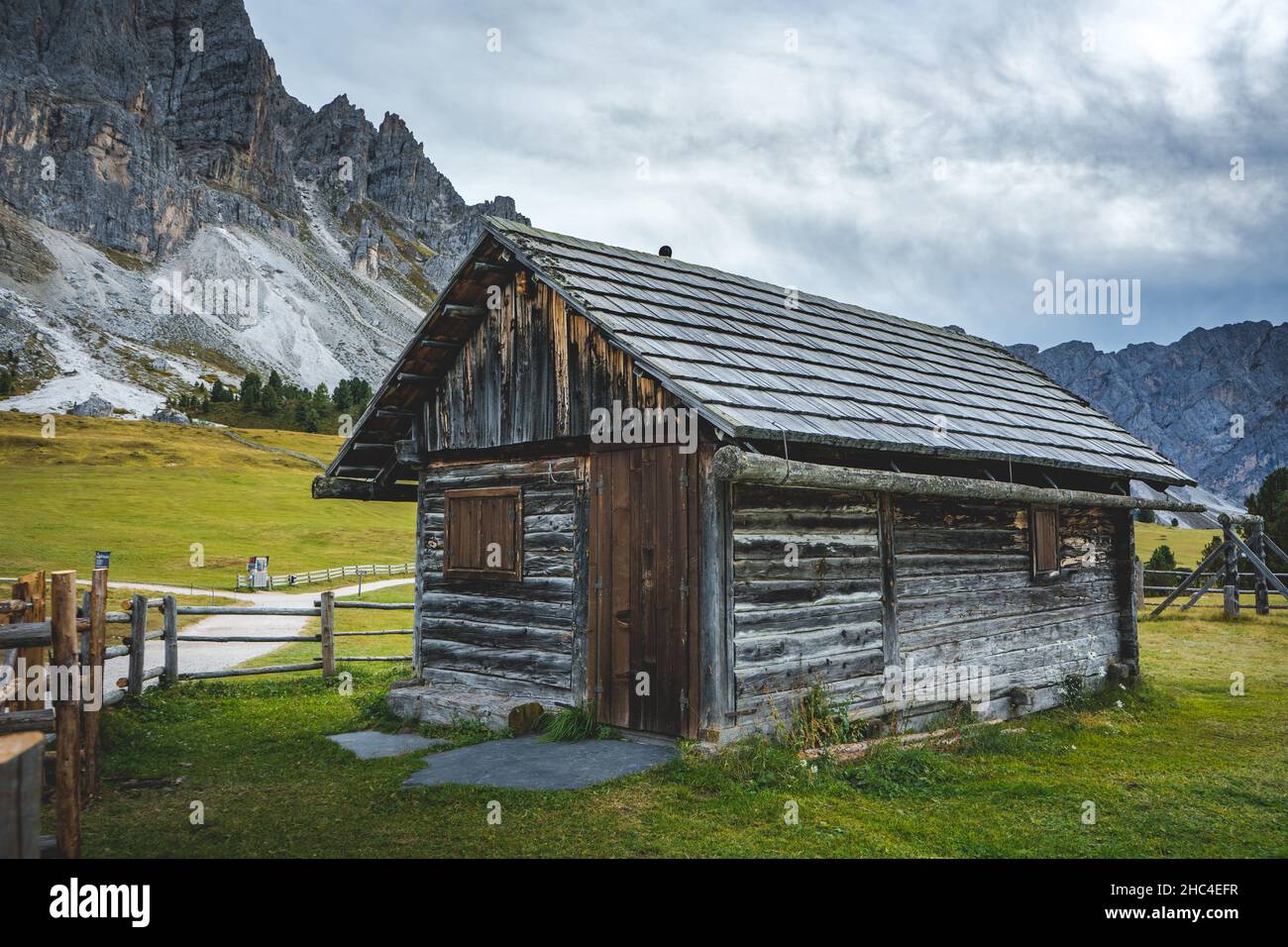 ancienne maison en bois dans les montagnes des dolomites Banque D'Images