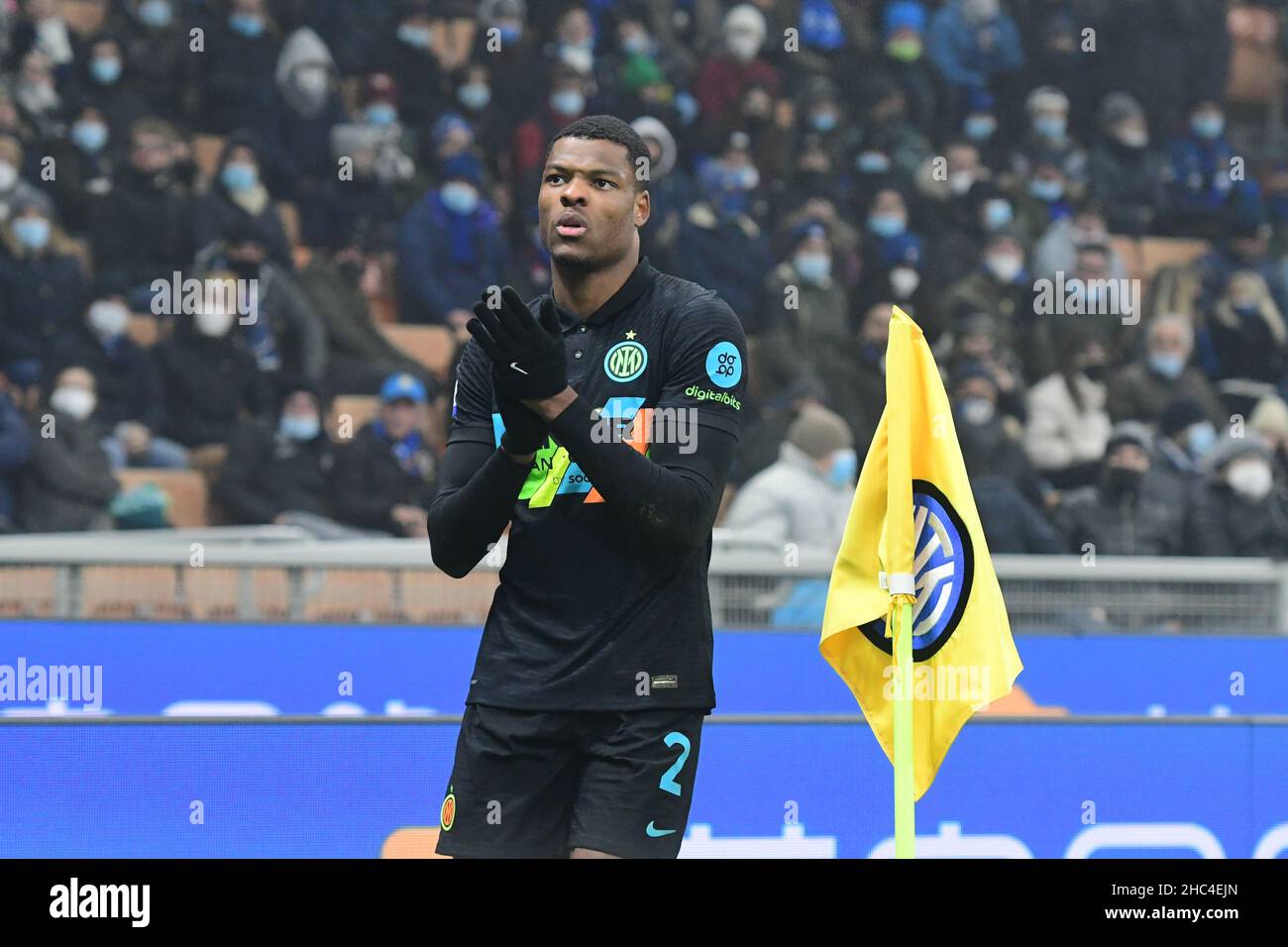 Milan, Italie.22nd, décembre 2021.Denzel Dumfries (2) d'Inter vu pendant la série Un match entre Inter et Turin à Giuseppe Meazza à Milan.(Crédit photo: Gonzales photo - Tommaso Fimiano). Banque D'Images