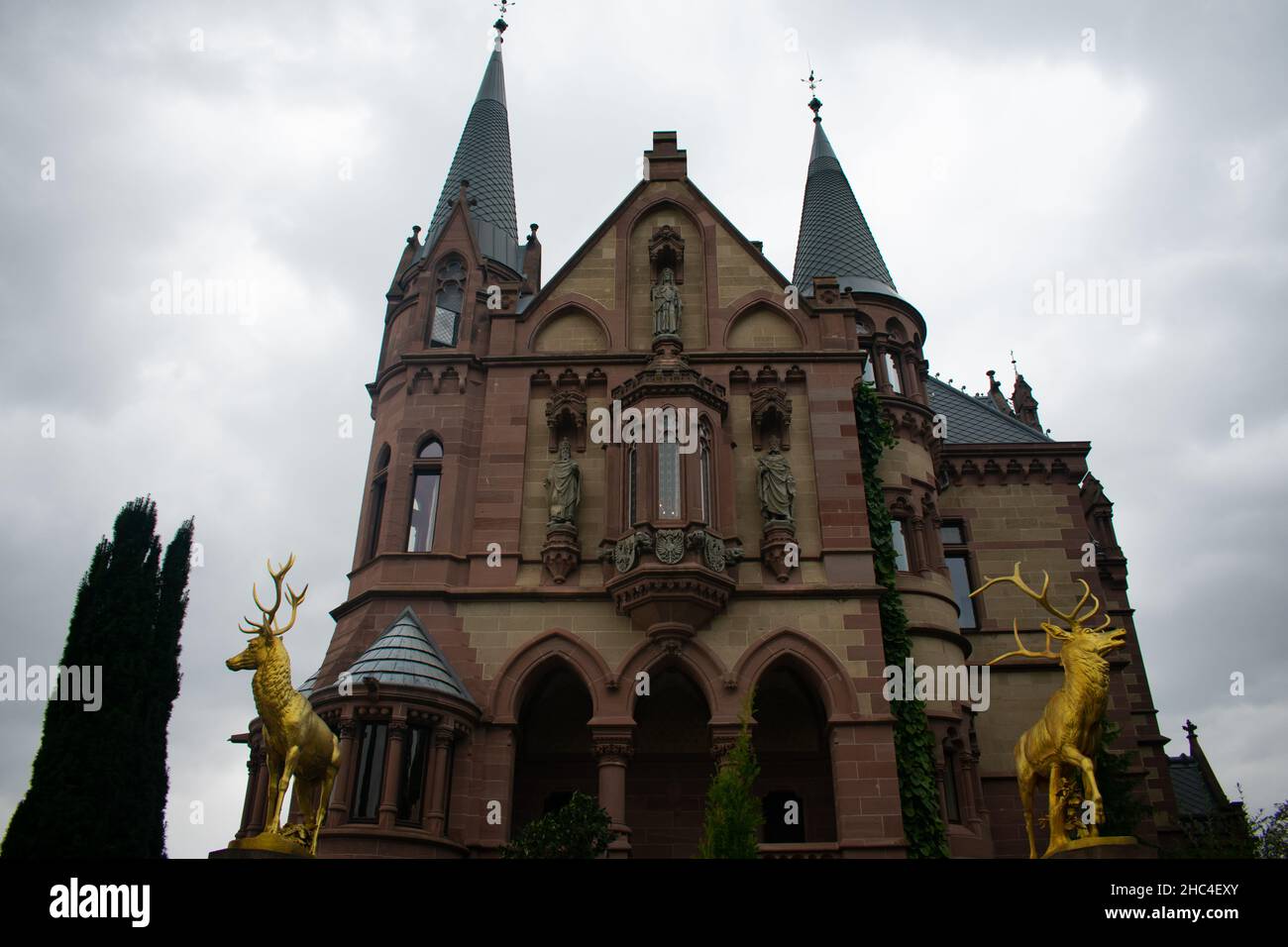 Gros plan sur des statues de cerf en or immaculé au château de Drachenburg à Bonn, en Allemagne Banque D'Images