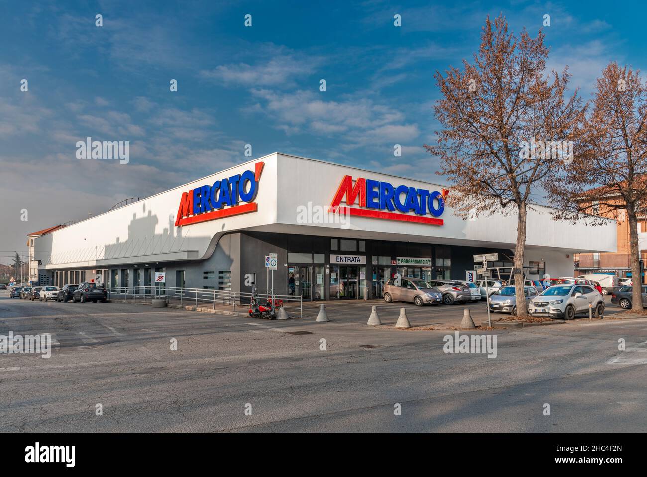 Fossano, Cuneo, Italie - 23 décembre 2021: Supermarché Mercatò à corso Regina Elena, Mercatò est une chaîne de supermarchés italienne du Dimar S. Banque D'Images