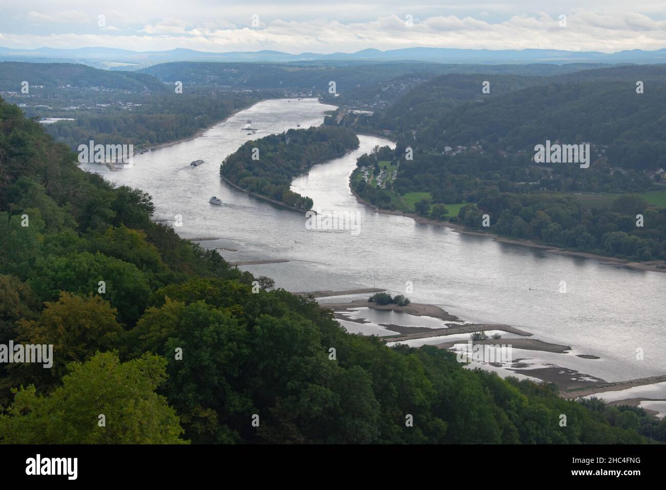 Vue aérienne du canal de navigation du Rhin à Bonn en Allemagne et dans les banlieues environnantes Banque D'Images