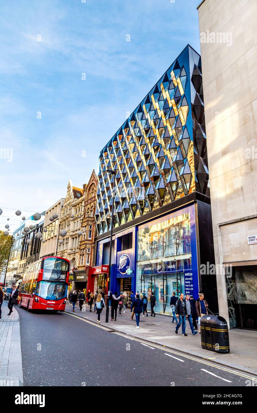 Façade en verre contemporaine aux formes étincelant au-dessus de Boots Store au 187-195 Oxford Street, Londres, Royaume-Uni Banque D'Images