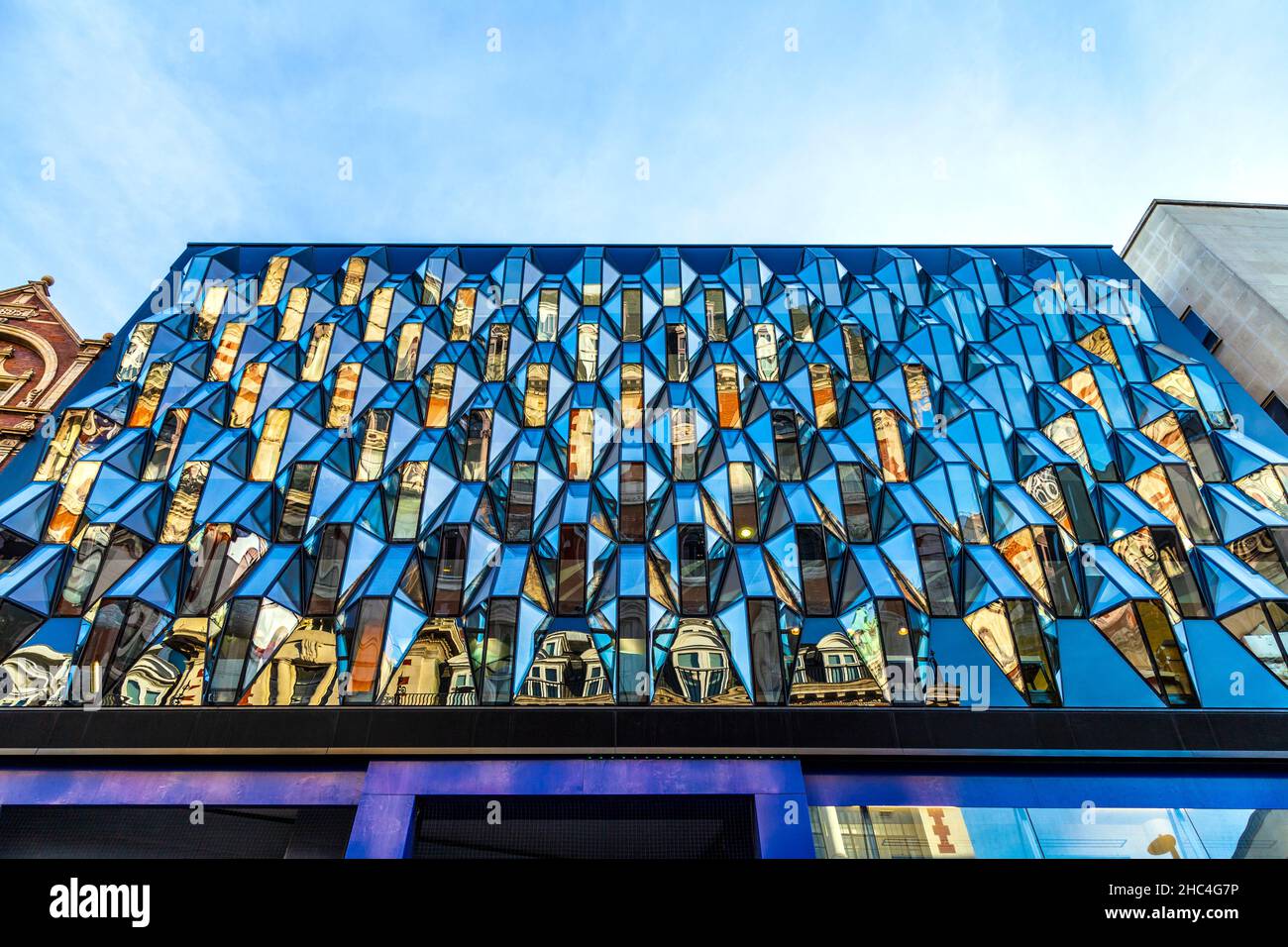 Façade en verre contemporain avec des formes comme des bijoux à 187-195 Oxford Street, London, UK Banque D'Images