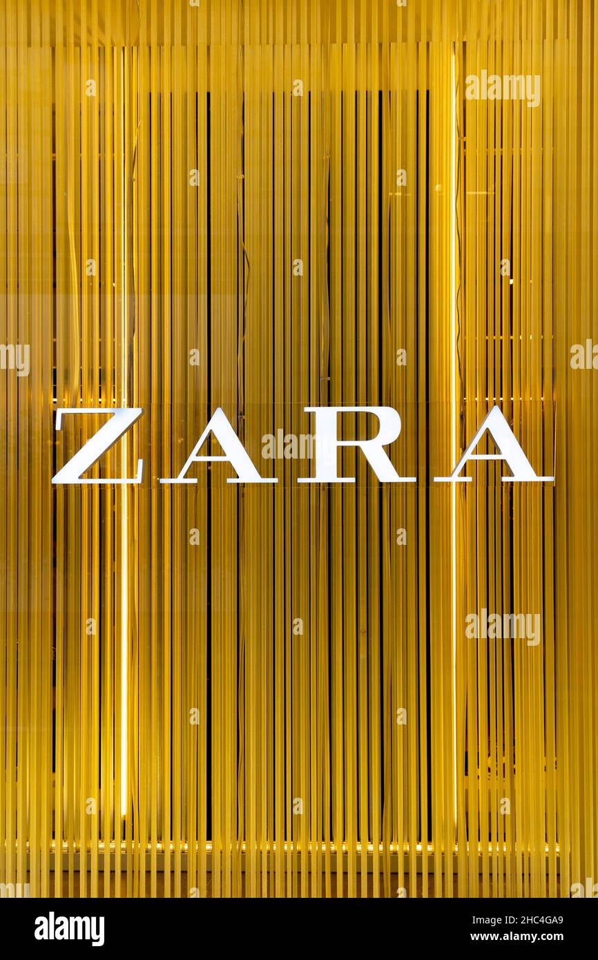 Logo de high street fashion retailer Zara dans la fenêtre d'affichage du magasin, Oxford Street, London, UK Banque D'Images