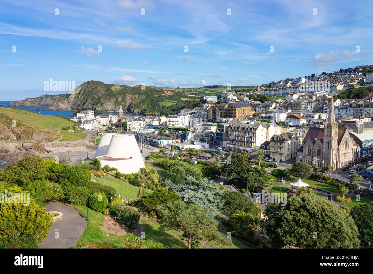 Vue sur le port et la ville d'Ilfracombe avec le Landmark Theatre in Jubilee Gardens Ilfracombe Devon Angleterre GB Europe Banque D'Images