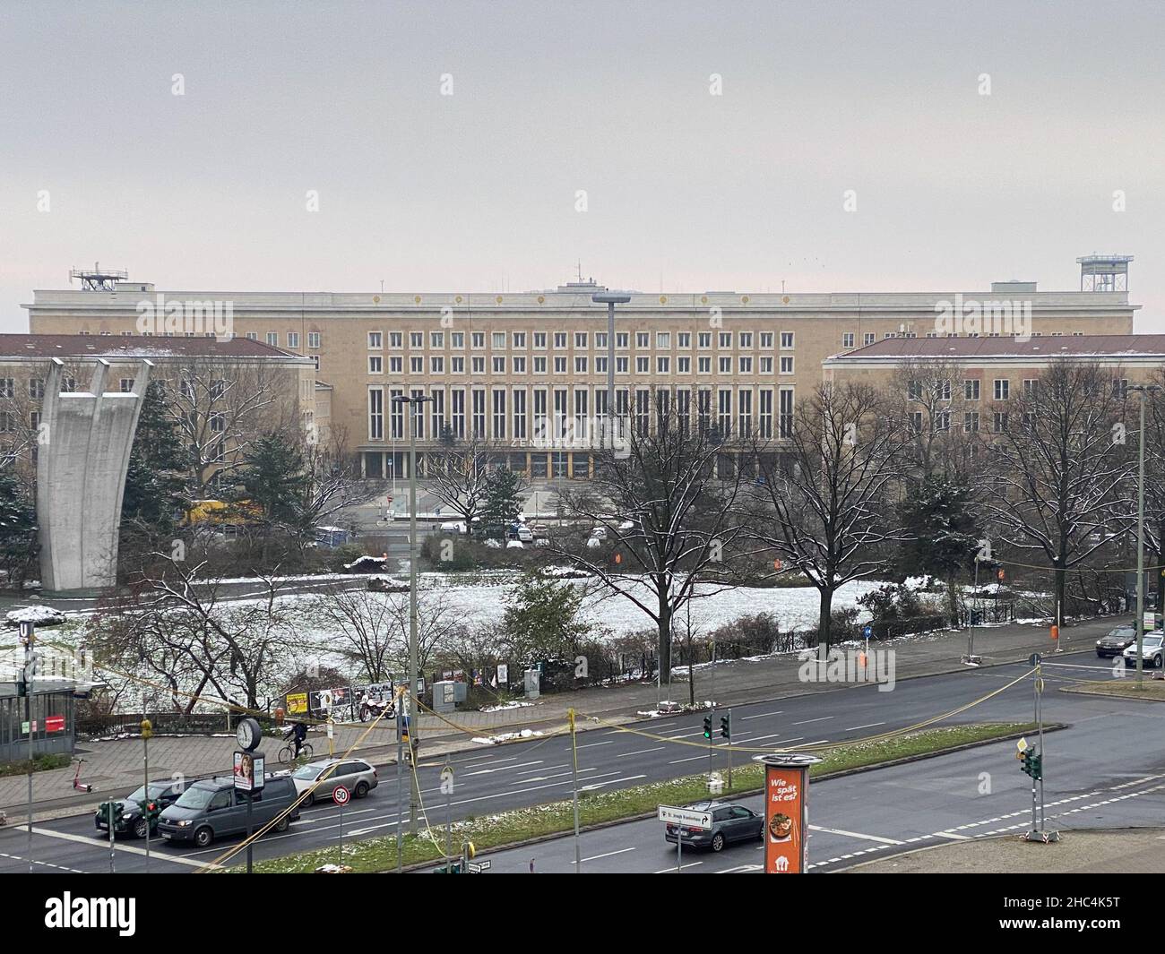 Platz der Luftbrücke, Berlin, Allemagne.12th décembre 2021.Platz der Luftbrücke, Berlin, Allemagne, à la frontière entre les localités de Tempelhof an Banque D'Images