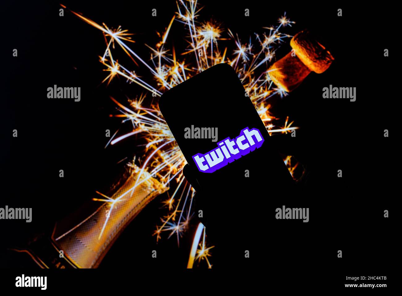 Dans cette illustration photo, un logo Twitch s'affiche sur un smartphone. Banque D'Images