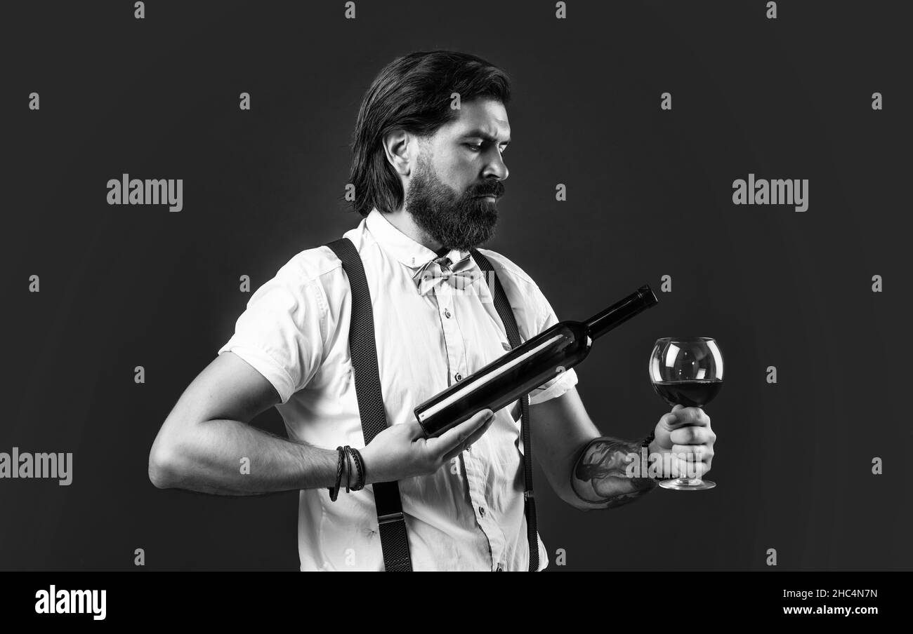 il offre le meilleur. barman élégant. hipster élégant verre à vin. sommelier dégustation d'alcool. barbu en suspense boire du vin rouge Banque D'Images