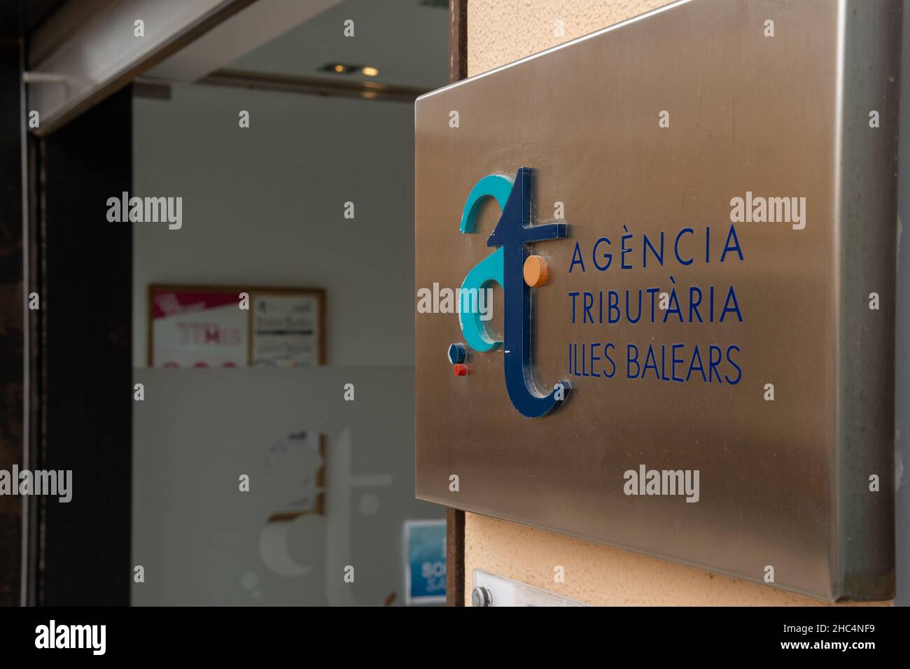 Campos, Espagne; décembre 21 2021: Gros plan de l'Agence fiscale des Iles Baléares dans la ville de Campos, Majorque Banque D'Images