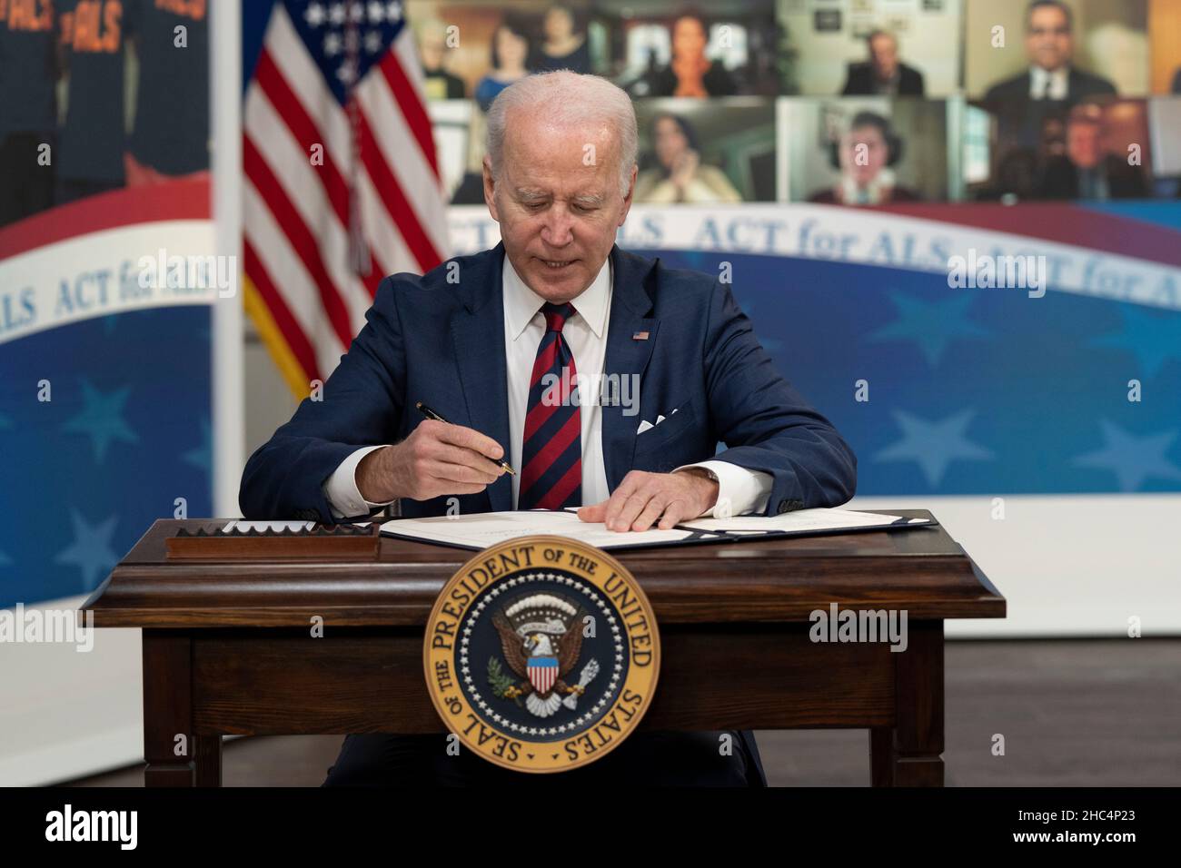 Le président des États-Unis Joe Biden entre dans la loi H.R. 3537, « Accelerating Access to Critical Therapies for ALS Act » à la Maison Blanche à Washington, DC, le 23 décembre 2021.Credit: Chris Kleponis / CNP / MediaPunch Banque D'Images